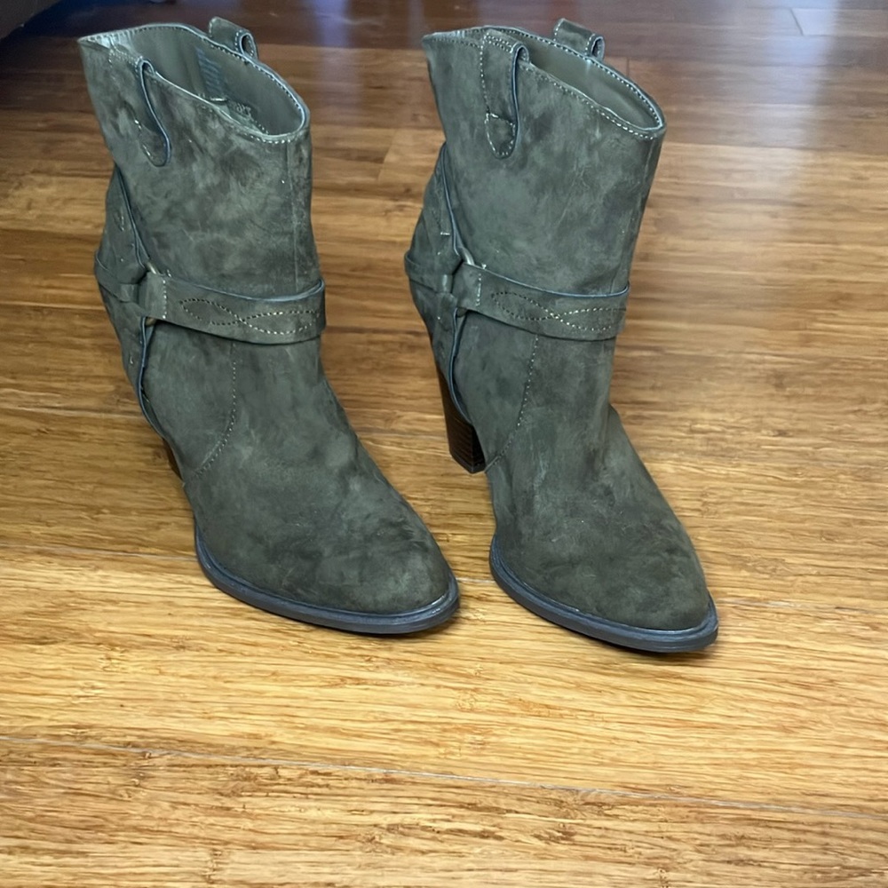 JustFab Size 8.5 Green Suede Booties